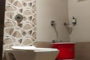 Ducha, artículos de higiene personal gratuitos y toallas