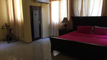 Iron/ironing board, free WiFi, bed sheets