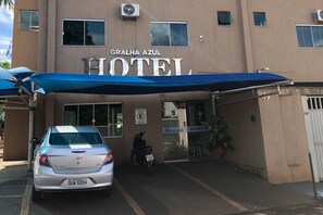 Property entrance - Hotel Gralha Azul (Itumbiara)
