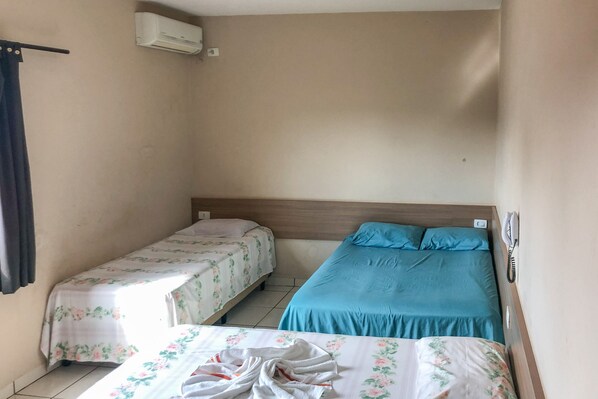 Chambre Quadruple Supérieure, plusieurs lits | Wi-Fi gratuit, draps fournis