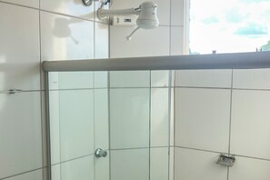 Chambre Quadruple Supérieure, plusieurs lits | Salle de bain