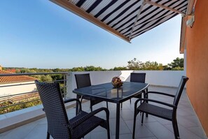 Outdoor dining - Apartment with pool in Medulin A2 (Medulin)