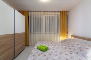 2 bedrooms, desk, WiFi, bed sheets