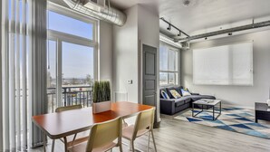 Apartment, 2 Schlafzimmer | Essbereich im Zimmer