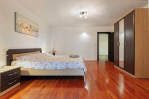 1 makuuhuone, työpöytä, silitysrauta/-lauta, Wi-Fi