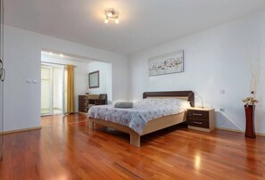 1 quarto, escrivaninha, ferros/tábuas de passar roupa, Wi-Fi