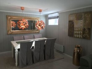 Căn hộ, 1 phòng ngủ | Khu phòng khách | TV màn hình phẳng