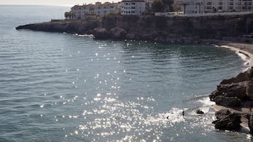 Plage à proximité, parasols, serviettes de plage, bar de plage