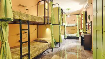 Dormitorio compartido estándar, solo para mujeres, baño compartido, vista al patio | Edredón, cortinas blackout, wifi gratis y ropa de cama