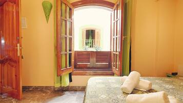 Habitación estándar doble, 1 cama doble, baño compartido, vistas al patio | Edredones de plumas, cortinas opacas, wifi gratis y ropa de cama
