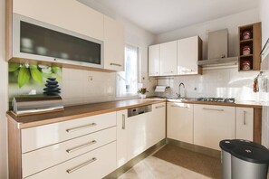 Private kitchen - Apartments Fiorela - Comfort app with sea view (Rovinj)