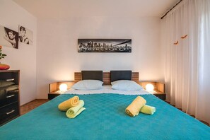 2 bedrooms, iron/ironing board, WiFi, bed sheets