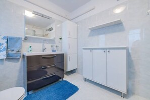 Shower, hair dryer, towels - Apartments Fiorela - 2 bedroom app with terrace (Rovinj)