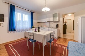 Fridge, coffee/tea maker, electric kettle, toaster - Apartments Fiorela - 2 bedroom app with terrace (Rovinj)