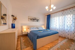 2 chambres, fer et planche à repasser, Wi-Fi, draps fournis