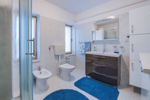 Dusj, hårføner og håndklær