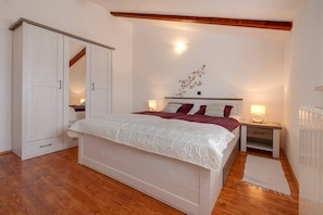 4 bedrooms, iron/ironing board, WiFi, bed sheets - Villa Tanga near Rovinj for 8 persons with pool (Rovinj)