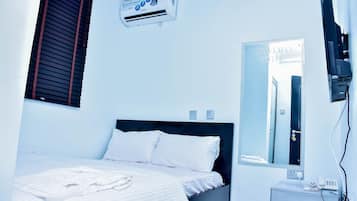 Deluxe Room | Minibar, desk, laptop workspace, blackout drapes