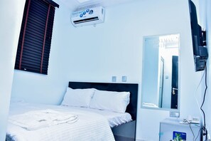 デラックス ルーム | ミニバー、デスク、ノートパソコン用作業スペース、遮光カーテン