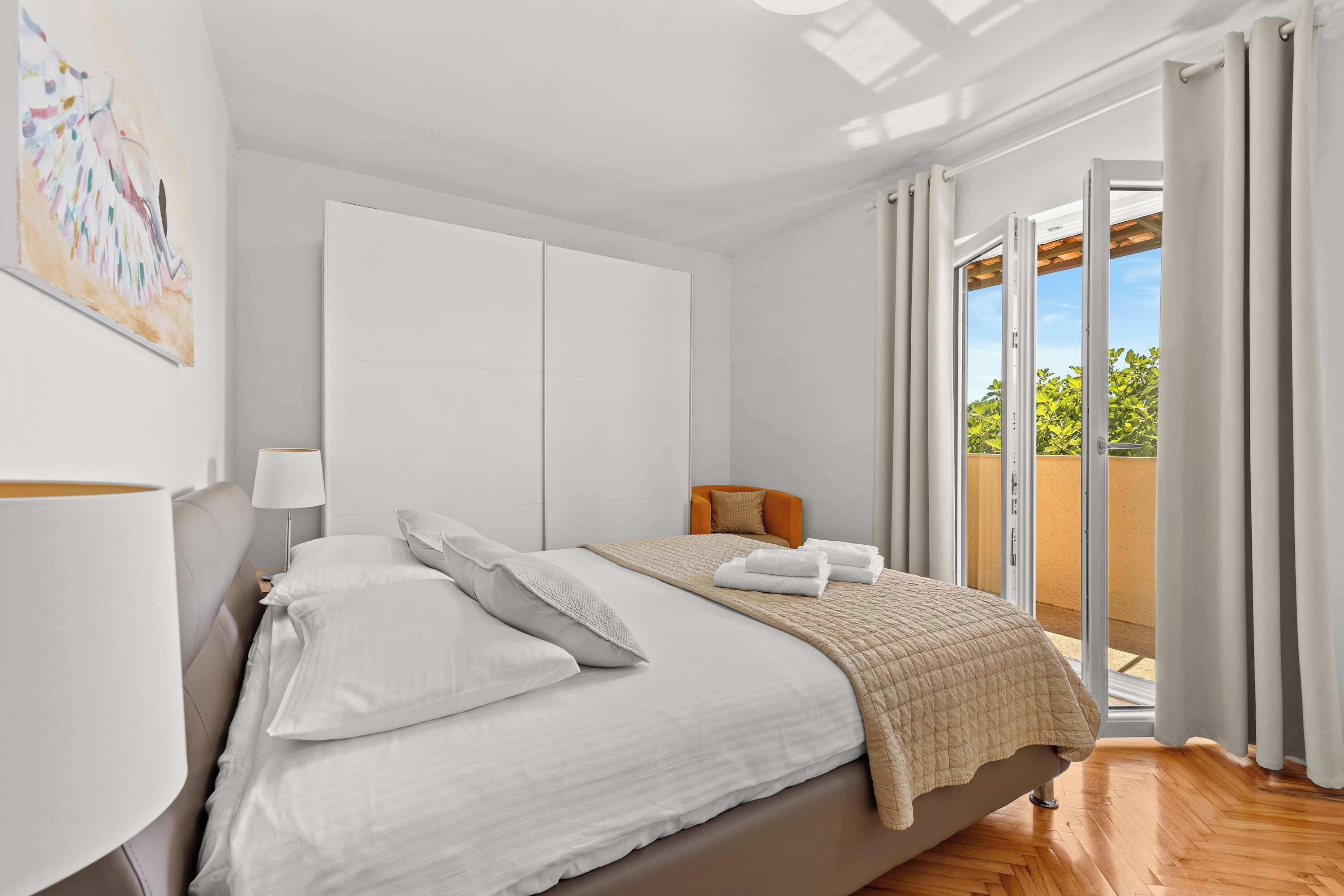 3 bedrooms, iron/ironing board, WiFi, bed sheets