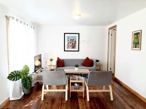 Televisión LCD, Netflix, reproductor de DVD, películas con cargo