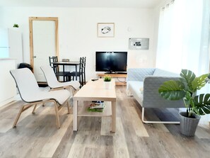 Televisión LCD, Netflix, reproductor de DVD, películas con cargo