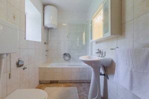 Shower, hair dryer, towels - Holiday Homes Ana & Maria - Family Home Maria (Kanfanar)