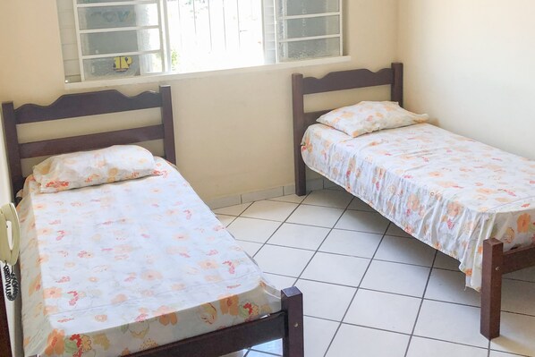 Habitació amb dos llits individuals | Wifi gratuïta i roba de llit 