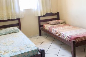 Habitació amb dos llits individuals | Wifi gratuïta i roba de llit 