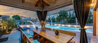 Five bedroom villa Emily with pool in Medulin