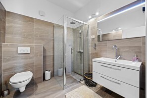 Shower, hair dryer, towels