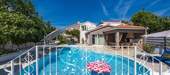 Five bedroom villa Emily with pool in Medulin