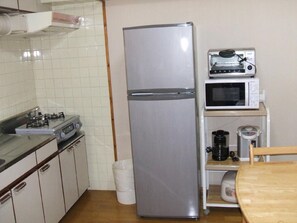 Fridge, microwave, stovetop, cookware/dishes/utensils