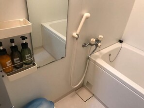 Haartrockner, Handtücher, Seife, Shampoo
