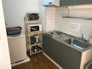 冷蔵庫、電子レンジ、コンロ、調理器具と食器