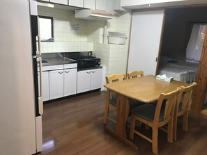 冷蔵庫、電子レンジ、コンロ、調理器具と食器
