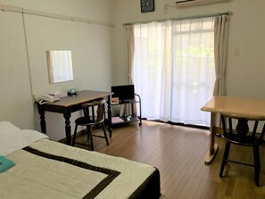 1 室のベッドルーム、デスク、アイロン / アイロン台、WiFi (無料)