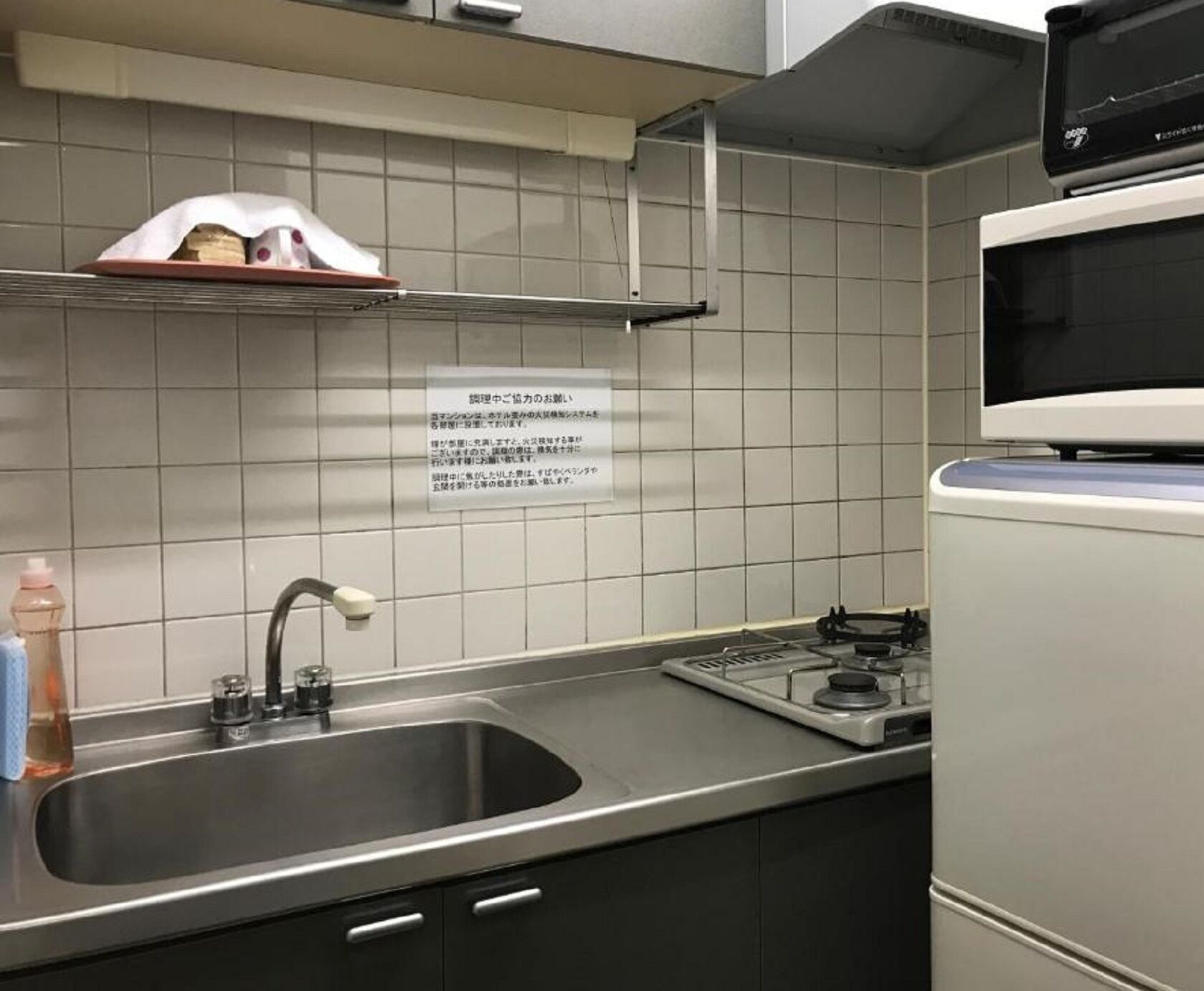 Kylskåp, mikrovågsugn, spishäll och grytor/köksredskap