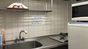 Kylskåp, mikrovågsugn, spishäll och grytor/köksredskap