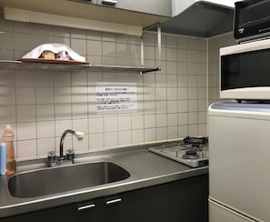 冷蔵庫、電子レンジ、コンロ、調理器具と食器