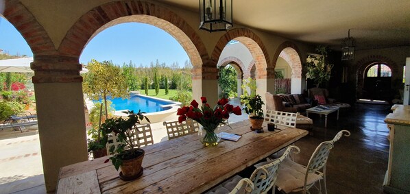 Outdoor dining - Tuscan Villa Heart of Franschhoek Valley Security/No Power Cuts/Pool/Winelands (Southern Paarl)