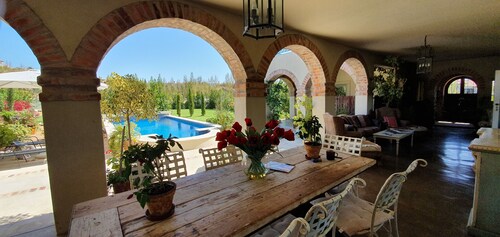 Tuscan Villa Heart of Franschhoek Valley Security/No Power Cuts/Pool/Winelands 