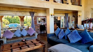 Smart TV, fireplace, DVD player, books - Tuscan Villa Heart of Franschhoek Valley Security/No Power Cuts/Pool/Winelands (Southern Paarl)