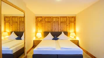 Family Room | Desk, laptop workspace, free WiFi, bed sheets