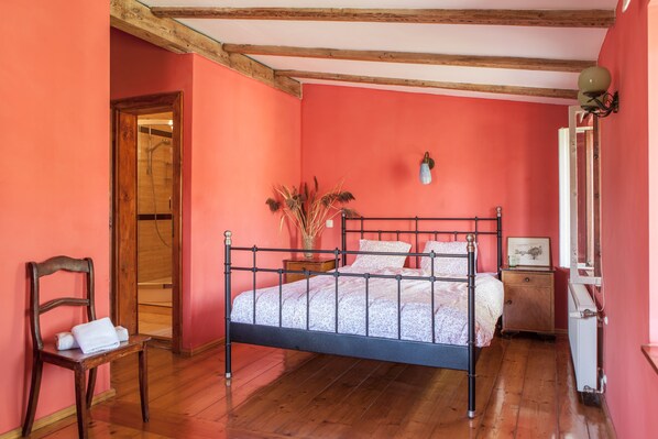 5 Schlafzimmer, Schreibtisch, Bügeleisen/Bügelbrett, Reisekinderbett