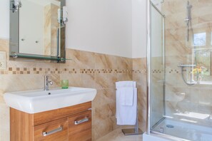 Douche, sèche-cheveux, serviettes fournies, savon