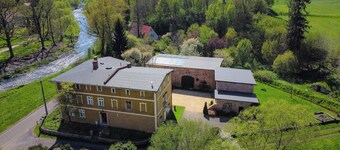 Historisches Ferienhaus für Familien und Gruppen
mit Garten & Spielscheune.