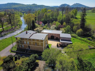 Historic holiday home for families and groups
with garden and play barn.