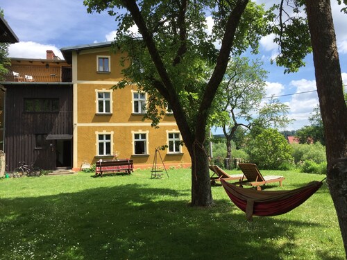 Historic holiday home for families and groups
with garden and play barn.