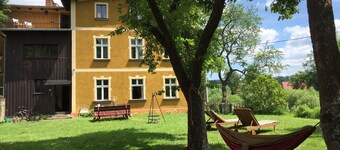 Historic holiday home for families and groups
with garden and play barn.